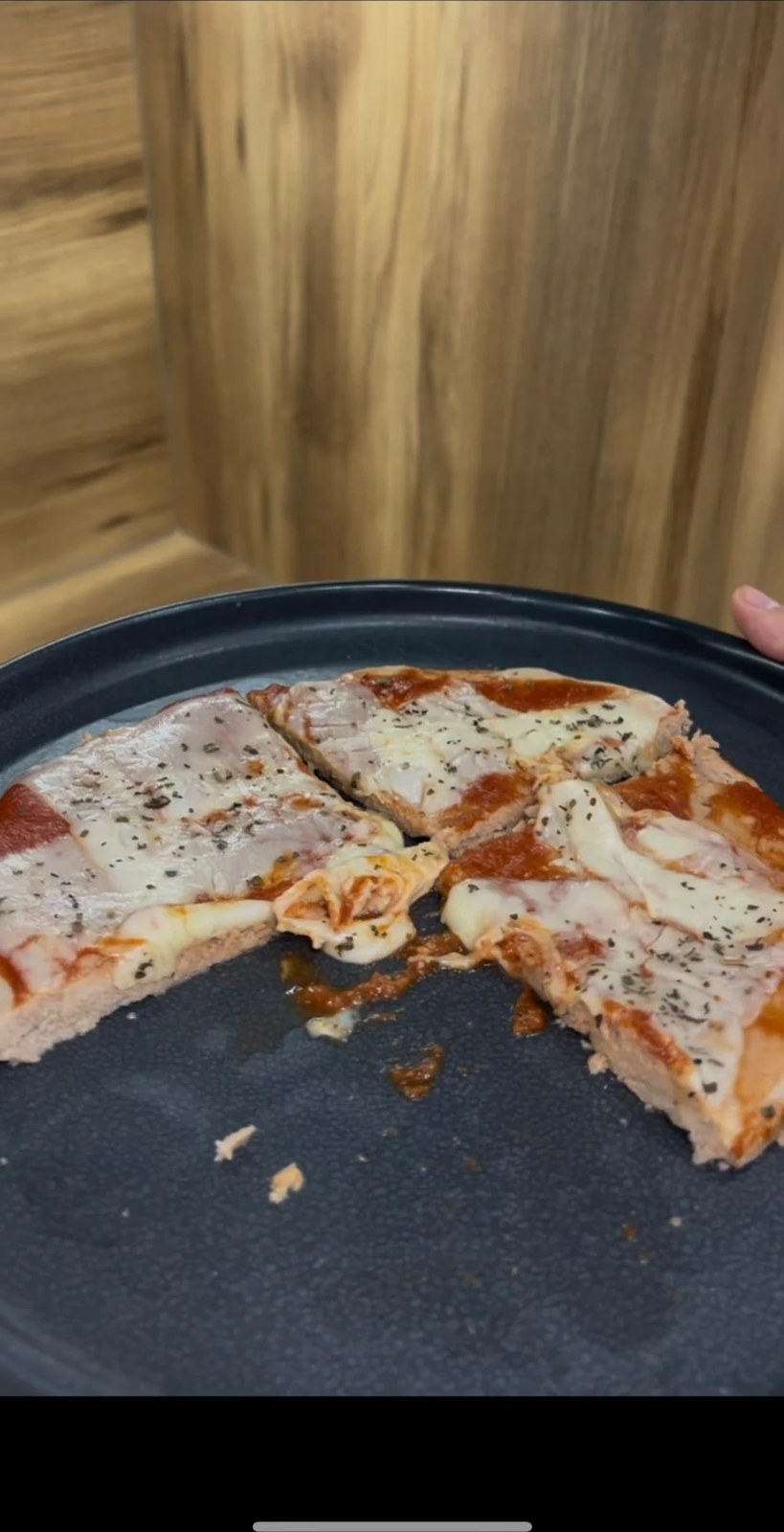 Domowa pizza z pieczywa proteinowego — fit wersja klasyki w jadłospisie FitFive