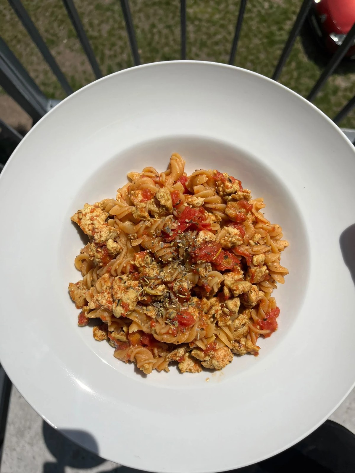 Fusilli z kurczakiem i sosem pomidorowym — obiad z jadłospisu FitFive