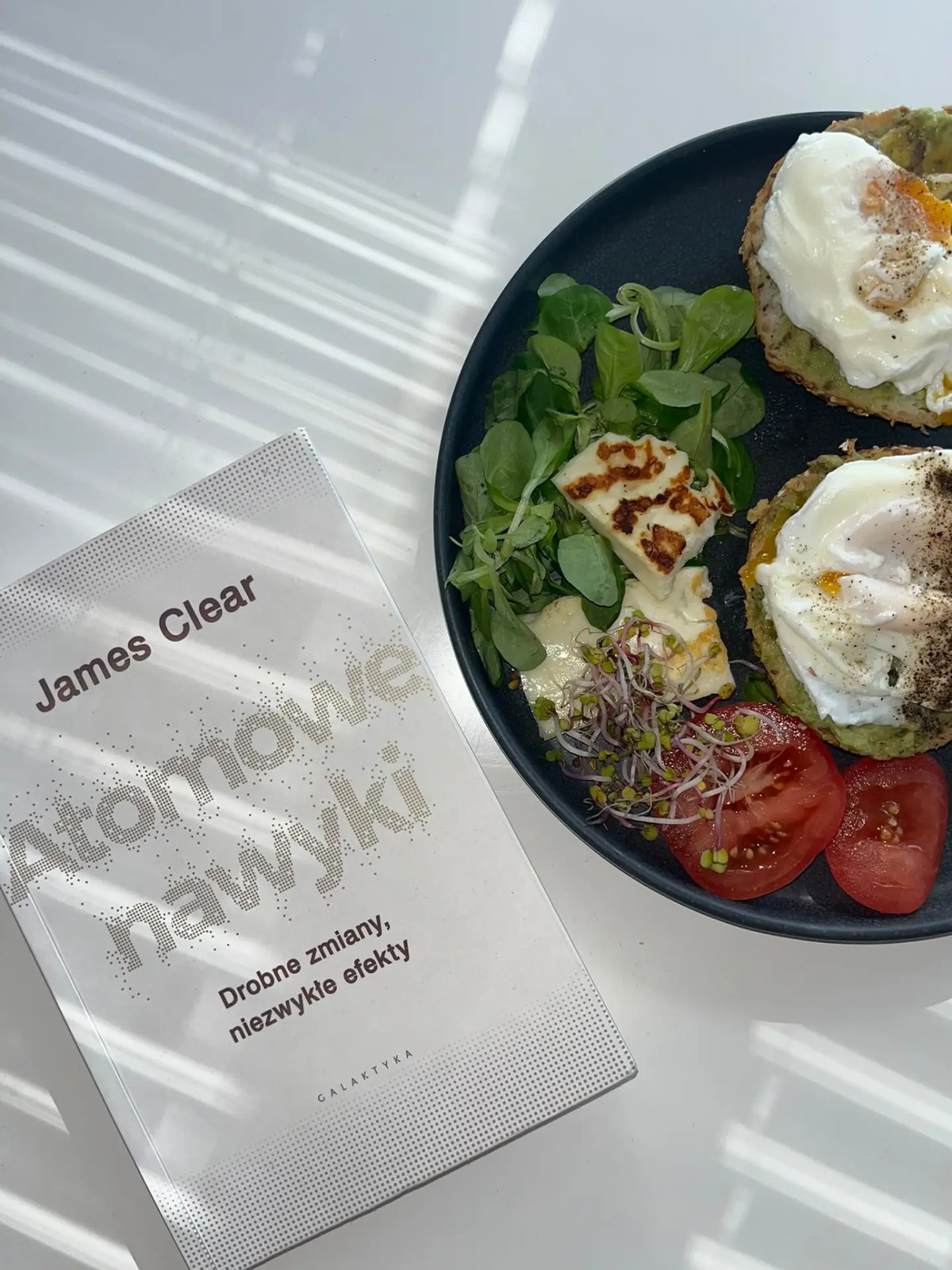 Tosty z awokado, jajkiem pochsowanym i haloumi — śniadanie z jadłospisu FitFive