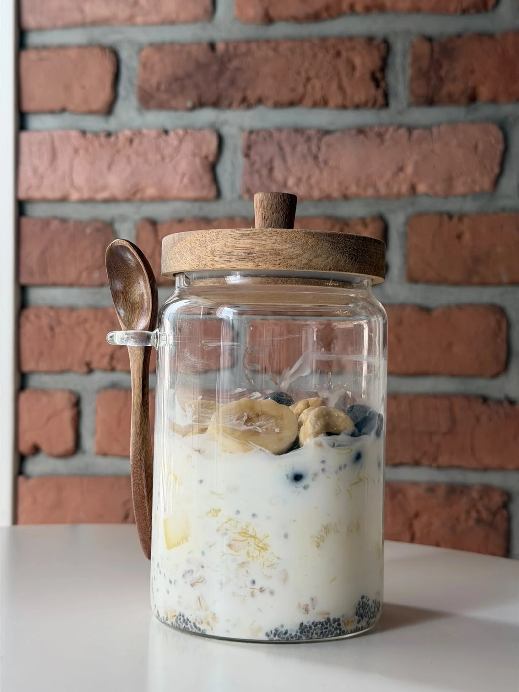 Owsianka nocna z bananem i borówkami w słoiku